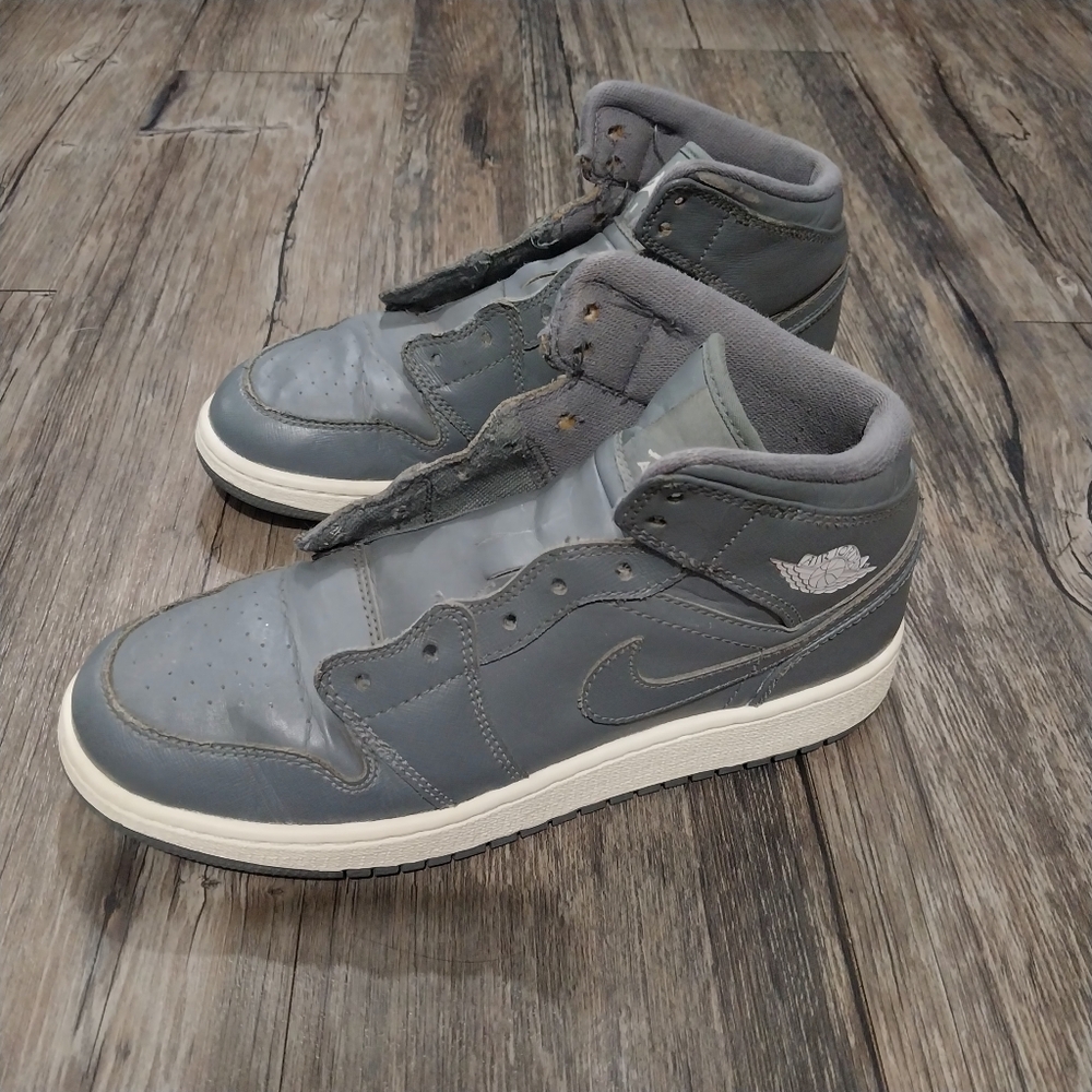 Nike Air Jordan 1 Mid GS Sneaker Size 6Y Grey Gray Shoes 554725 003 Jordan